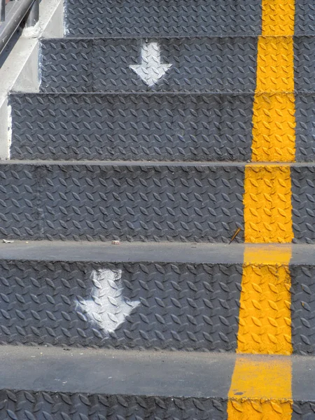 Pfeilzeichen als Fahrbahnmarkierung auf einer Straße — Stockfoto