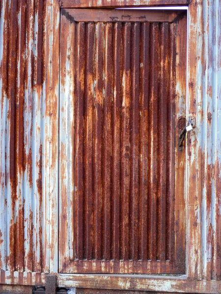 Superficie metálica grumosa y bloqueo en la puerta de hierro oxidado —  Fotos de Stock