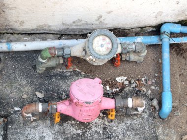 su sayacı ile eski su vanası paslanma