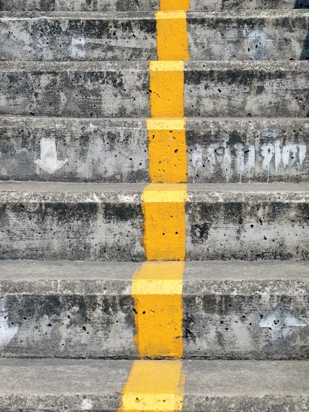 Vieux escaliers du passage supérieur dans la ville — Photo