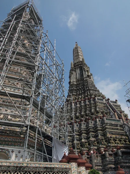 Bangkok, Tayland - 14 Şubat 2014: Restorasyon bir tapınak Wat Arun onarır — Stok fotoğraf