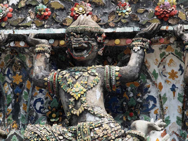 Estatuas del Guardián del Demonio decorando el templo budista Wat Arun en Bangkok, Tailandia —  Fotos de Stock