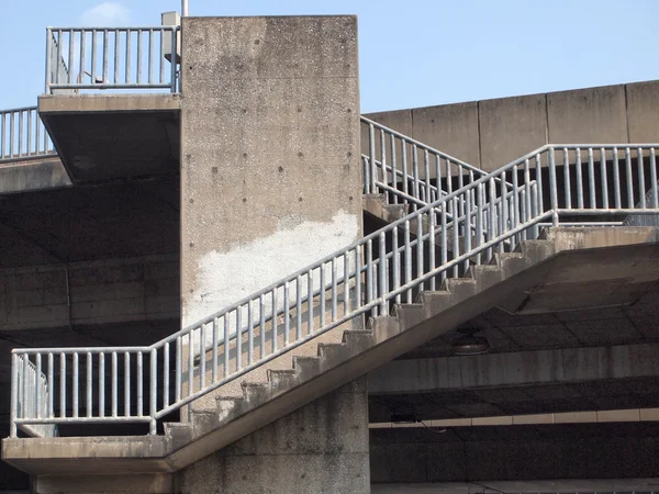 Alte Treppe der Überführung in der Stadt — Stockfoto