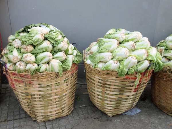 Choux verts frais gardés dans le panier pour la vente au détail sur le marché . — Photo