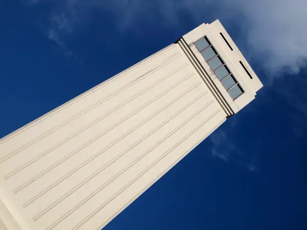 Torre y cielo azul — Foto de Stock