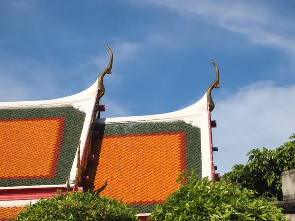 Giebelspitze auf dem Dach des königlichen Tempels in Bangkok, Thailand — Stockfoto