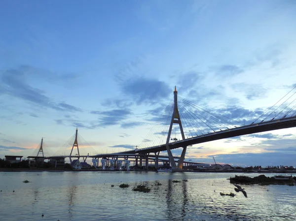 Bhumibol Bridge, industriella Ring bryggan eller Mega Bridge, på natten i Thailand — Stockfoto