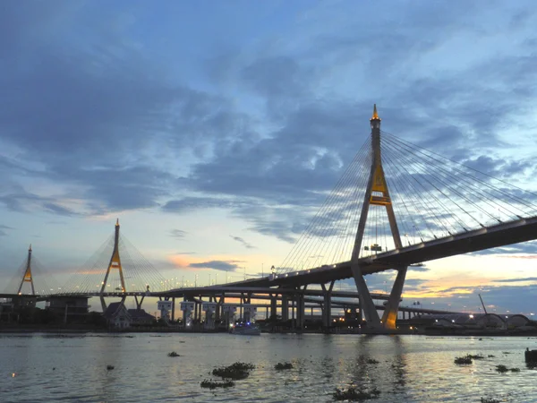 Bhumibol Bridge, industriella Ring bryggan eller Mega Bridge, på natten i Thailand — Stockfoto