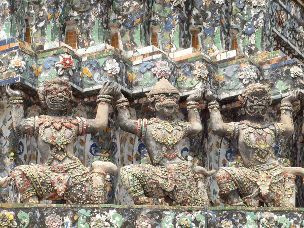 Buda gigante em Wat Arun pagode em Bangkok, Tailândia — Fotografia de Stock