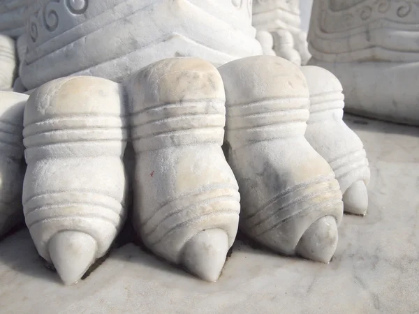 Antika marmor lejon stående på framsidan av huvudtemplet på nära håll — Stockfoto
