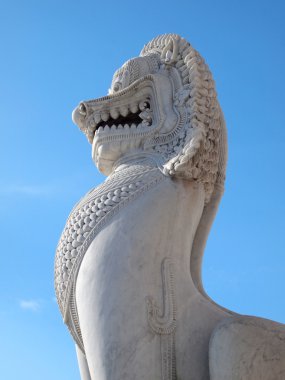 Bangkok, Tayland - Haziran 1,2014: 150'den fazla yıl antik mermer aslan ayakta ön Benjamaborphit Tapınağı'nda ana Tapınağı