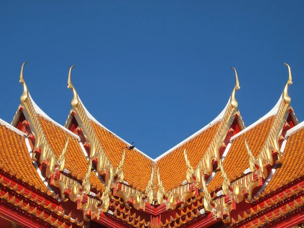 Двосхилий дах в тайському стилі — стокове фото