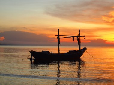 Gelgit zamanında gündoğumu, sahilde tekne