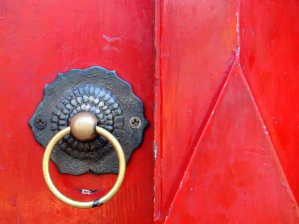 Porta vermelha antiga no templo tailandês — Fotografia de Stock