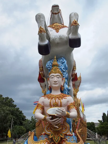 Kanchanaburi, Tailandia - 13 de julio de 2014: Estatuas de Buda en el Chaichumphon Chanasongkhram de Wat — Foto de Stock