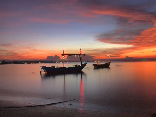 Barco en la playa al amanecer en el tiempo de marea — Foto de Stock