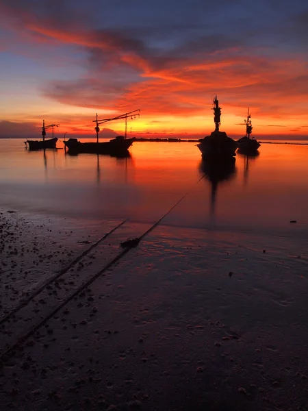 Boot am Strand bei Sonnenaufgang bei Flut — Stockfoto