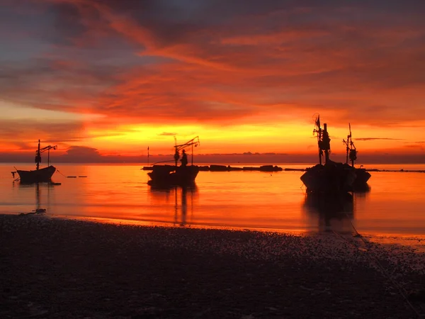 Barco en la playa al amanecer en el tiempo de marea — Foto de Stock