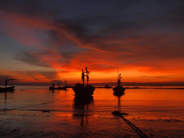 Barco en la playa al amanecer en el tiempo de marea — Foto de Stock