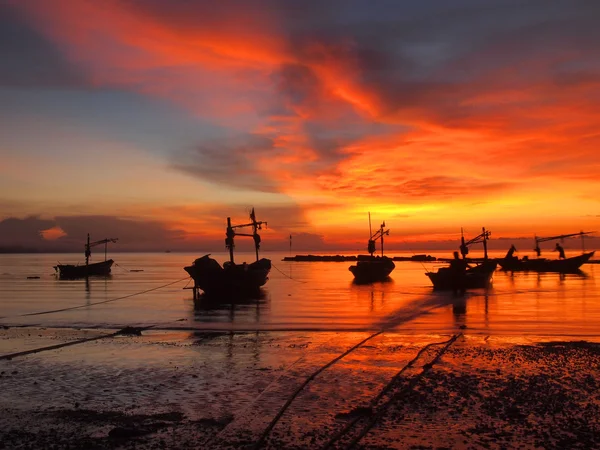 Boot am Strand bei Sonnenaufgang bei Flut — Stockfoto