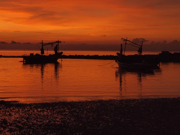 Boot am Strand bei Sonnenaufgang bei Flut — Stockfoto