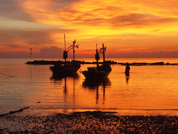 Boot am Strand bei Sonnenaufgang bei Flut — Stockfoto