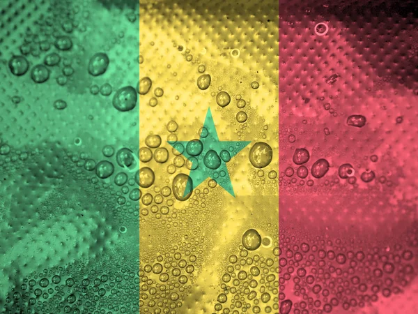 Gotas de agua en el fondo de la bandera Senegal — Foto de Stock