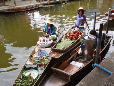 Ratchaburi, Tayland - 16 Nisan 2012: Damnoen Saduak yüzen Pazar Ratchaburi yakın Bangkok, Tayland.