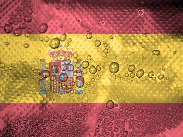 Капли воды на фоне флага Испании — стоковое фото