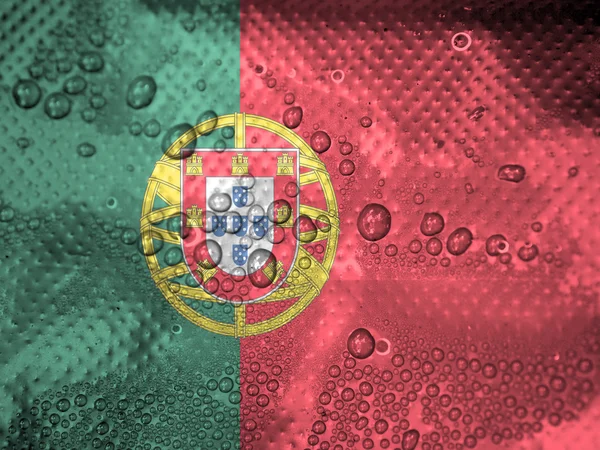 Капли воды на фоне флага Португалии — стоковое фото