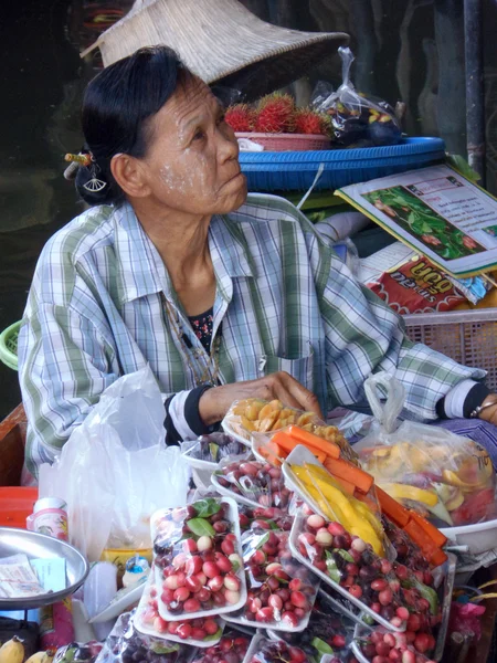 Ratchaburi, Tailândia - 16 de abril de 2012: Damnoen Saduak mercado flutuante em Ratchaburi perto de Bangkok, Tailândia . — Fotografia de Stock