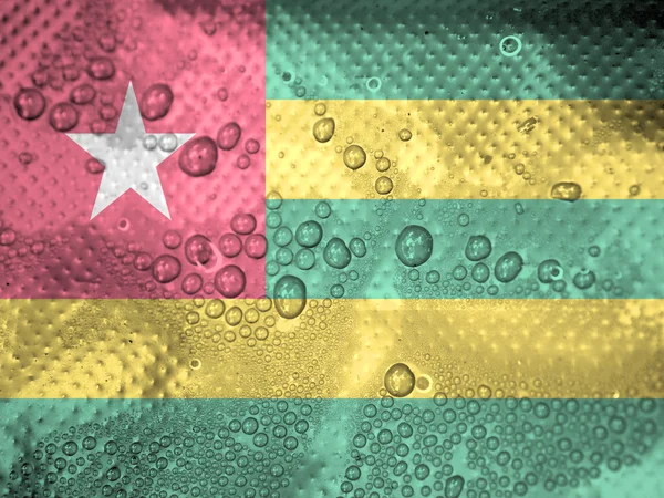 Water druppels op togo vlag achtergrond — Stockfoto