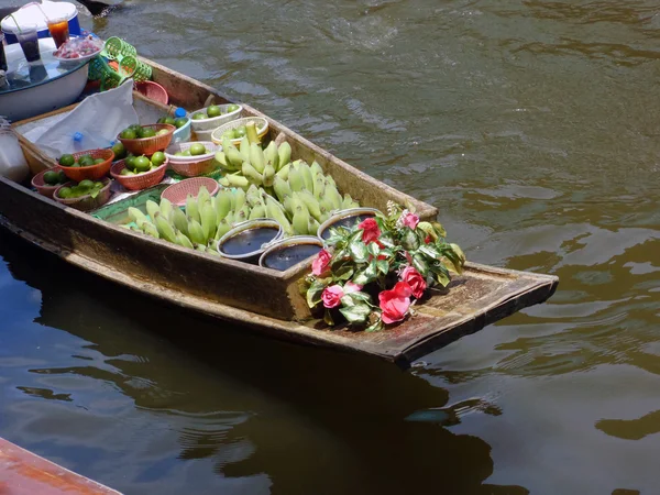 Ratchaburi, Tayland - 16 Nisan 2012: Damnoen Saduak yüzen Pazar Ratchaburi yakın Bangkok, Tayland. — Stok fotoğraf