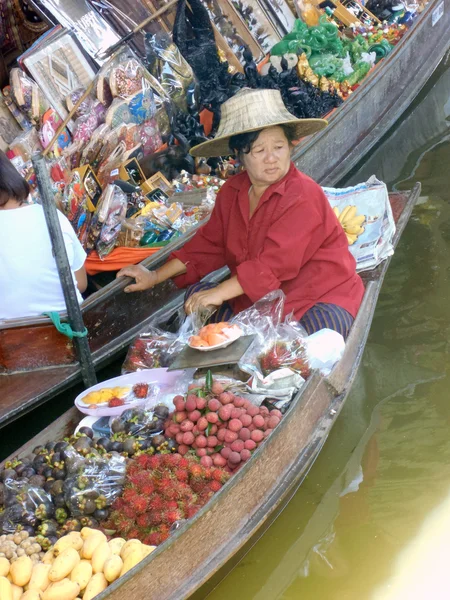 Ratchaburi, Tayland - 16 Nisan 2012: Damnoen Saduak yüzen Pazar Ratchaburi yakın Bangkok, Tayland. — Stok fotoğraf