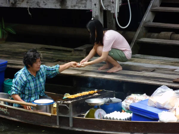 Ratchaburi, Tailandia - 16 de abril de 2012: Damnoen Saduak mercado flotante en Ratchaburi cerca de Bangkok, Tailandia . —  Fotos de Stock