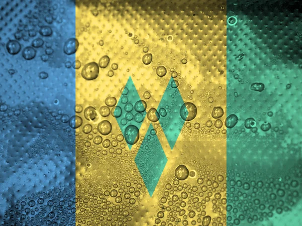 Wassertropfen auf Saint Vincent und die Grenadinen Flagge Hintergrund — Stockfoto