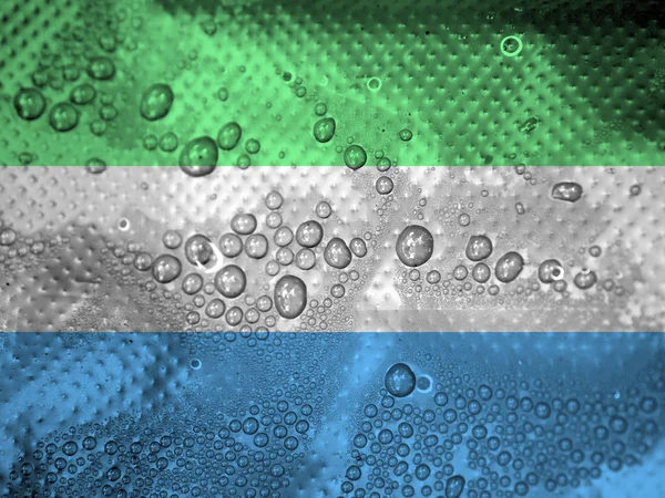 Gotas de água no fundo da bandeira da Serra Leoa — Fotografia de Stock