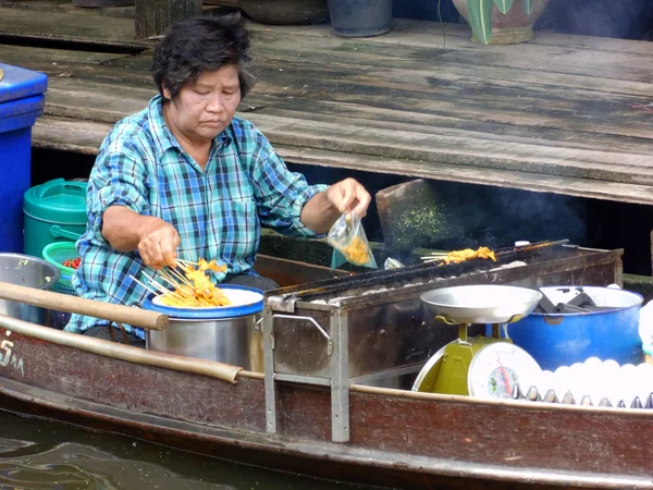 Ratchaburi, Thailand - 16 April 2012 : Damnoen Saduak floating market in Ratchaburi near Bangkok, Thailand. — Stock Photo, Image