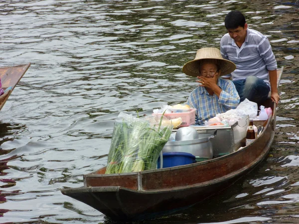 Ratchaburi, Thaiföld - 16 április 2012: Damnoen Saduak úszó piac, Ratchaburi közelében Bangkok, Thaiföld. — Stock Fotó