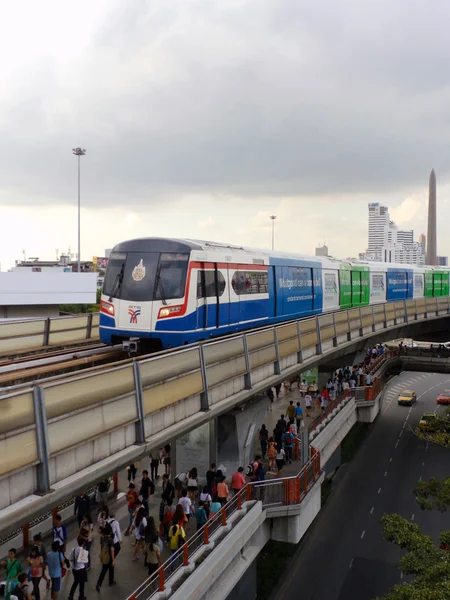 Bangkok, Thailandia - 16 aprile 2012: BTS Skytrain in arrivo alla stazione dei monumenti Victory — Foto Stock