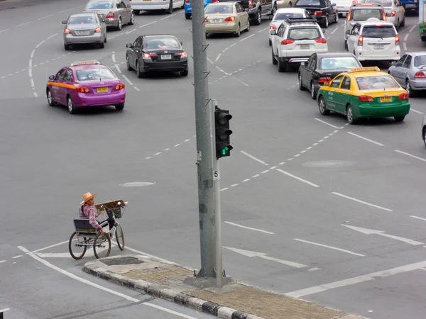 泰国，曼谷-2012 年 4 月 16 日: 三轮车自行车游弋在胜利纪念碑街道 — 图库照片