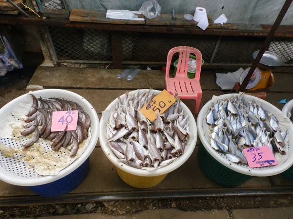 Maeklong, Thailand - 16 April 2012 : The famous railway markets at Maeklong, Samut Songkhram, Thailand. — Stock Photo, Image