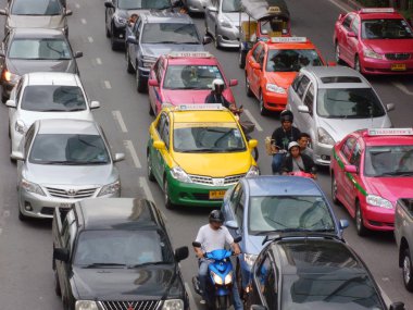 Bangkok, Tayland - J16 Nisan 2012: Trafik trafik tıkanıklığı bir şehir merkezi yolda akşam saatinde yaklaşıyor.