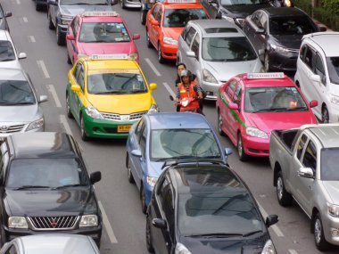 Bangkok, Tayland - J16 Nisan 2012: Trafik trafik tıkanıklığı bir şehir merkezi yolda akşam saatinde yaklaşıyor.
