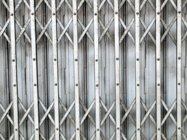 paslı Tayland banliyösünde metal kapı sürgülü