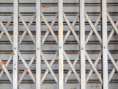 paslı Tayland banliyösünde metal kapı sürgülü