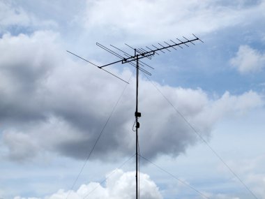 TV anteni ile mavi gökyüzü arka plan