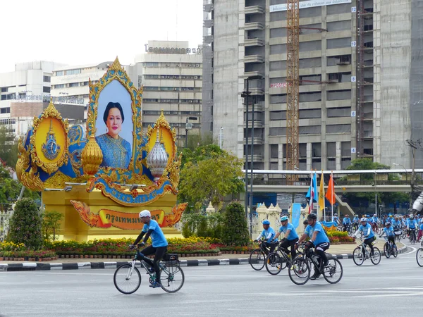 Bangkok, Tailandia - 16 de agosto de 2015: Ciclistas tailandeses montan sus bicicletas durante una campaña 'Bike for Mom' .Bike for mom show respetado por Queen y hacen que los ciclistas tailandeses establezcan un récord para el mundo b — Foto de Stock