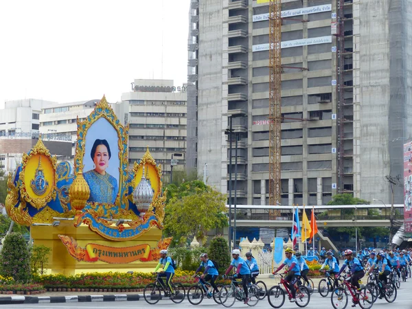 Bangkok, Tailandia - 16 de agosto de 2015: Ciclistas tailandeses montan sus bicicletas durante una campaña 'Bike for Mom' .Bike for mom show respetado por Queen y hacen que los ciclistas tailandeses establezcan un récord para el mundo b — Foto de Stock