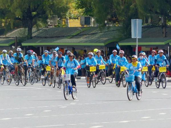 태국, 방콕-16 8 월 2015: 타이어 자전거 '엄마 자전거' 캠페인 기간 동안 그들의 자전거를 타고. Mom 이벤트 쇼에 대 한 자전거 여왕을 존경 하 고 태국의 사이클 세계의 b에 대 한 레코드를 설정 하 게 — 스톡 사진